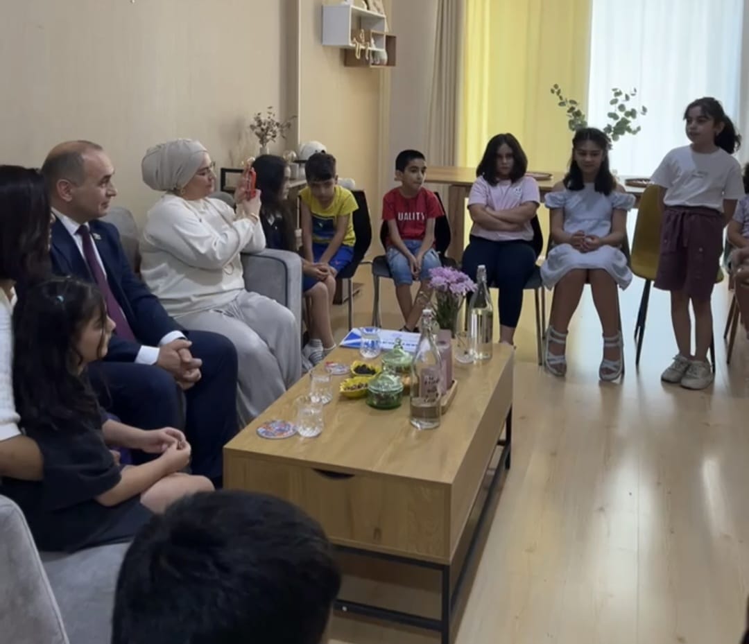 Balaca vətəndaşlarla böyük söhbət: Millət vəkili yay məktəbində (FOTO)